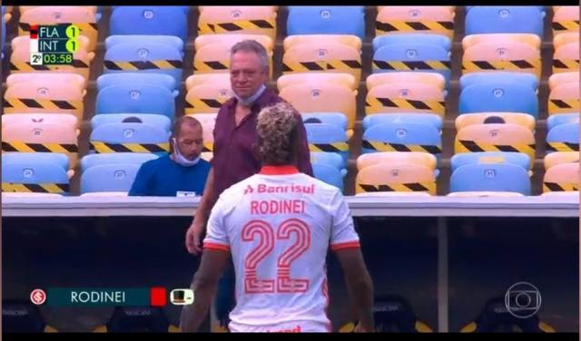 九游体育-捐款百万让他对老东家上场 右后卫吃红牌球队输球